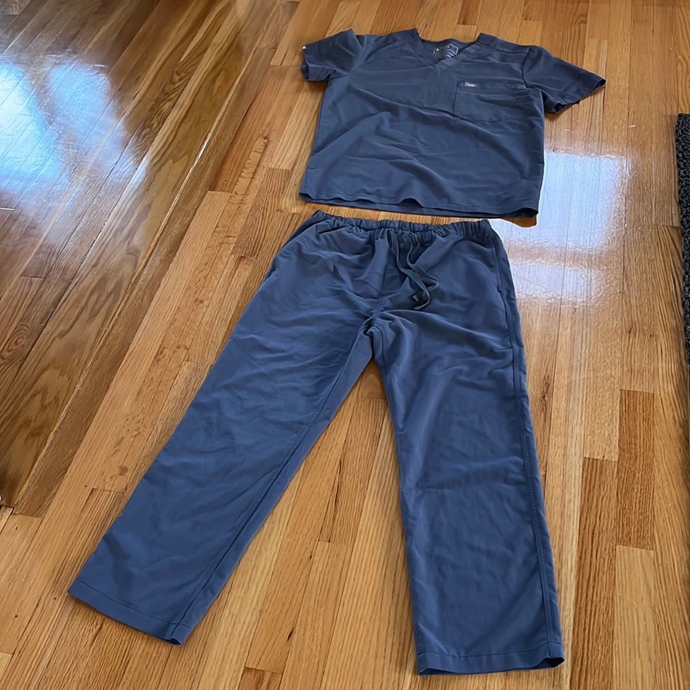 Figs Men’s scrubs. Medium top. Medium short pants